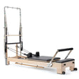 Elina Pilates Lignum Reformer mit Tower aus Holz mit Polstern in Schwarz, Schrägansicht mit Tower