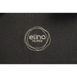 Detail der Oberfläche vom Elina Pilates Machine Towel Reformer-Handtuch mit eingesticktem Elina-Pilates-Logo in Schwarz