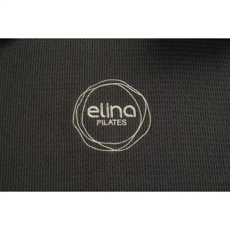 Detail der Oberfläche vom Elina Pilates Machine Towel Reformer-Handtuch mit eingesticktem Elina-Pilates-Logo in Schwarz