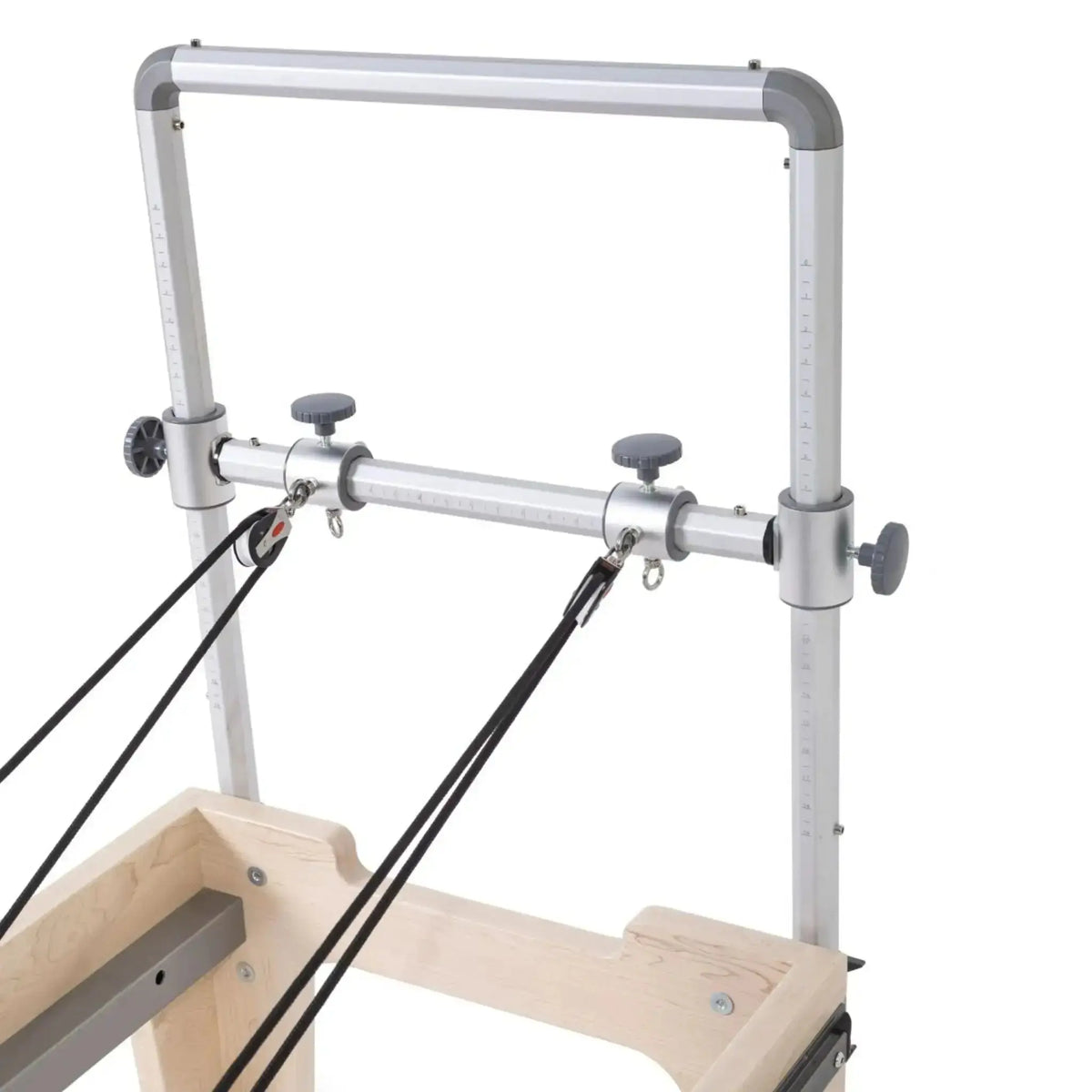 Elina Pilates Master Instructor Physio Reformer aus Ahornholz, Detail des Rahmens mit Querstange und Seilen