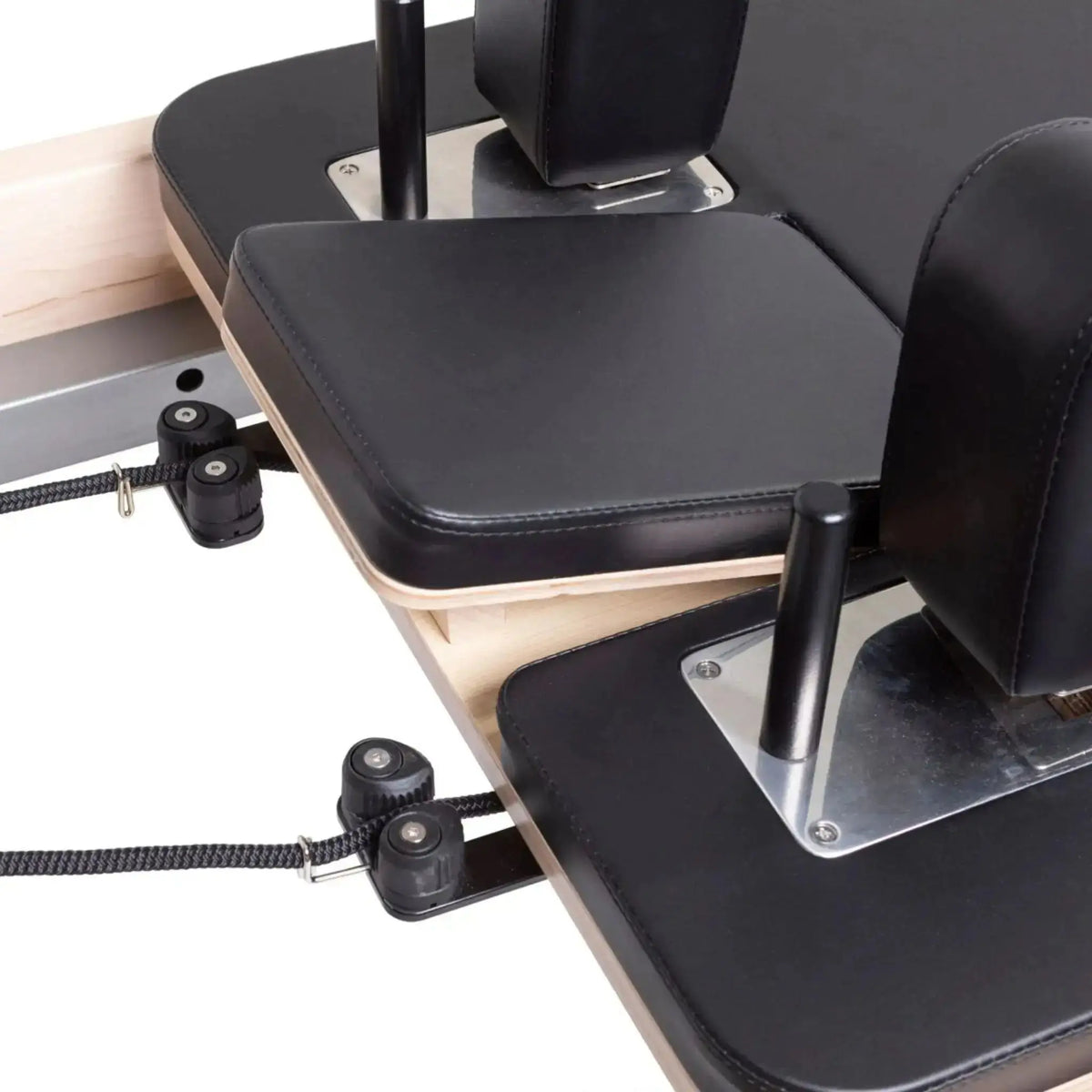Elina Pilates Master Instructor Physio Reformer aus Ahornholz, Detail der Schulterstütze mit Metallplatte