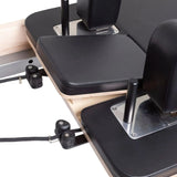 Elina Pilates Master Instructor Physio Reformer aus Ahornholz, Detail der Schulterstütze mit Metallplatte