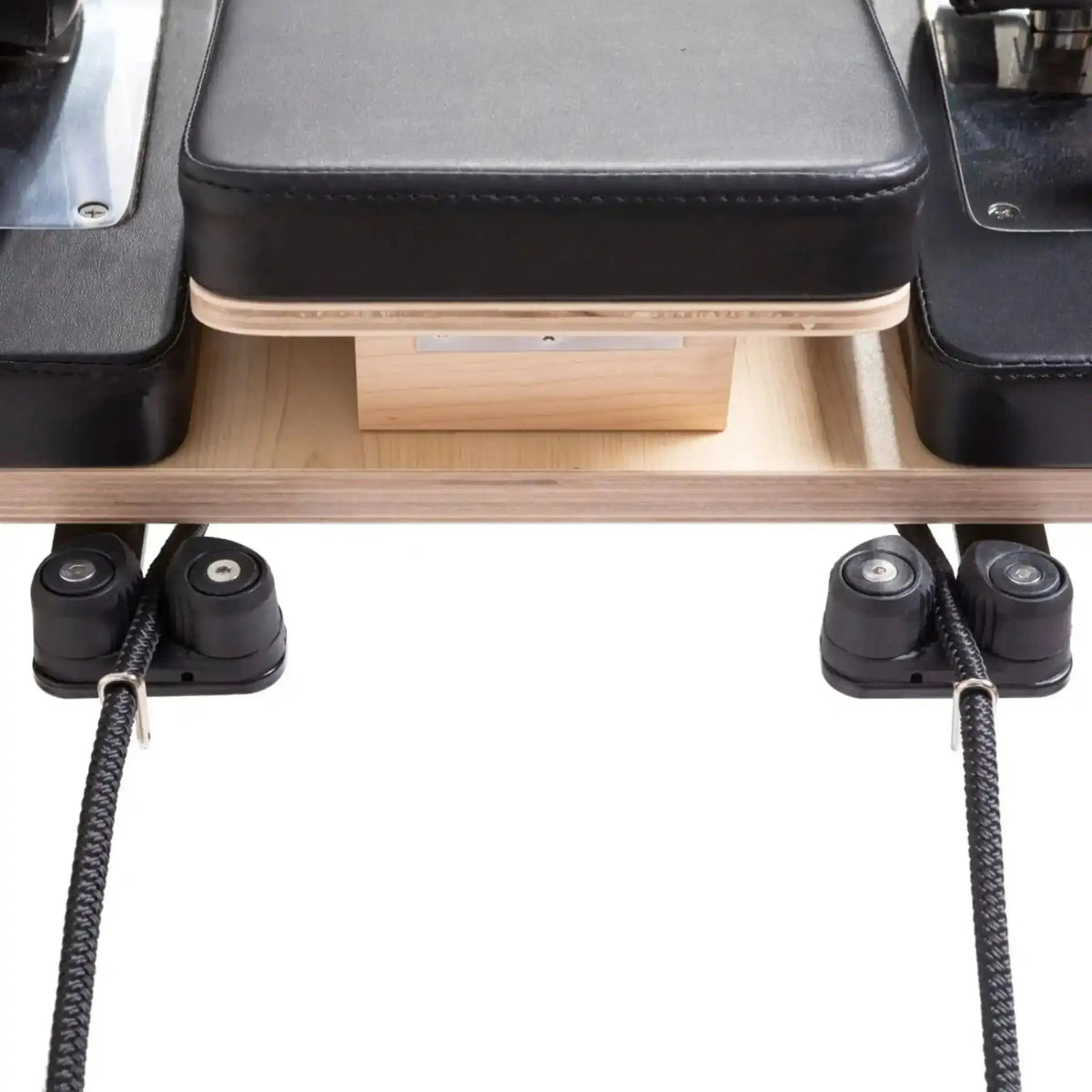 Elina Pilates Master Instructor Physio Reformer aus Ahornholz, Detail der Seilrollen unter dem Wagen