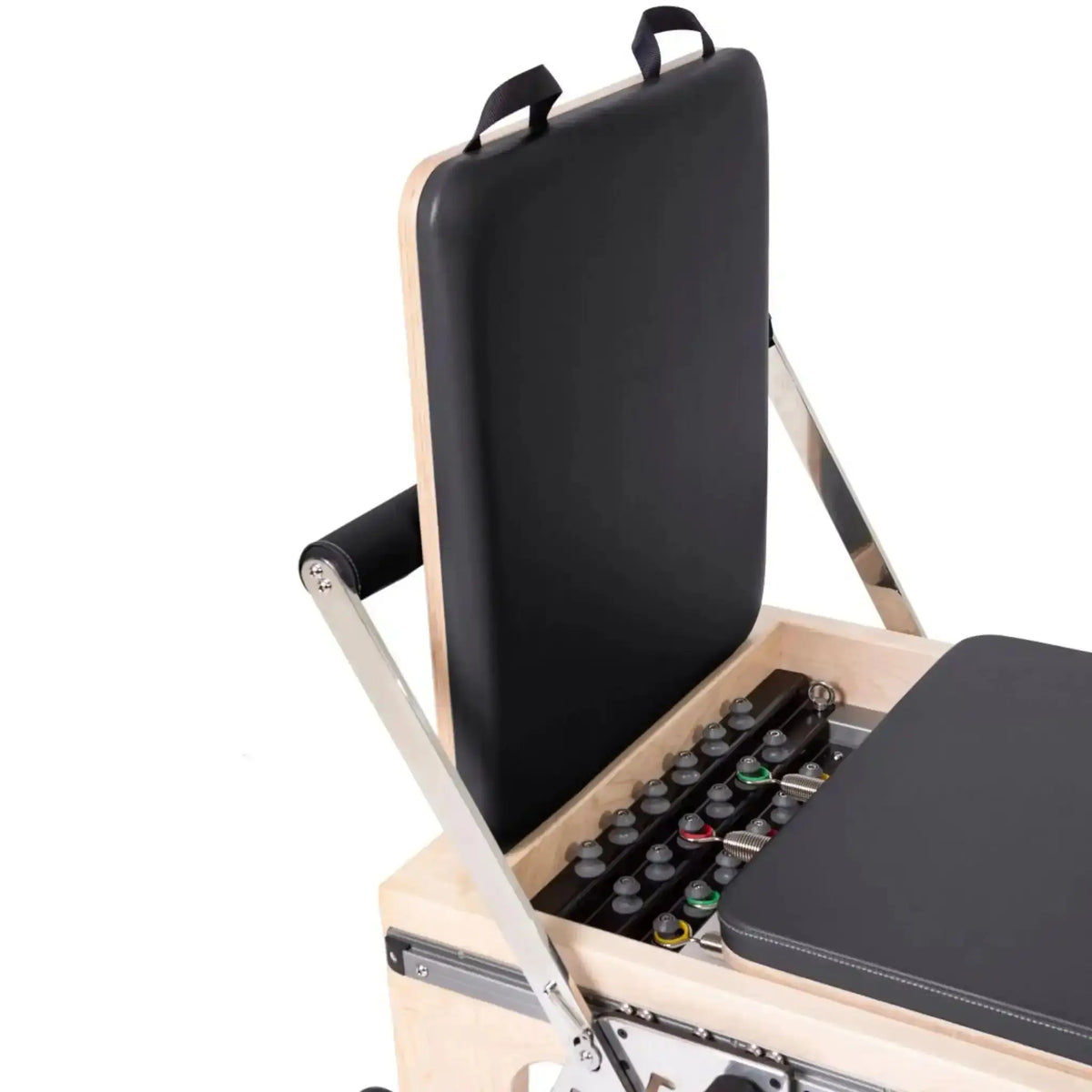 Elina Pilates Master Instructor Physio Reformer aus Ahornholz, Detail der schwarzen Sitzbox am Wagen