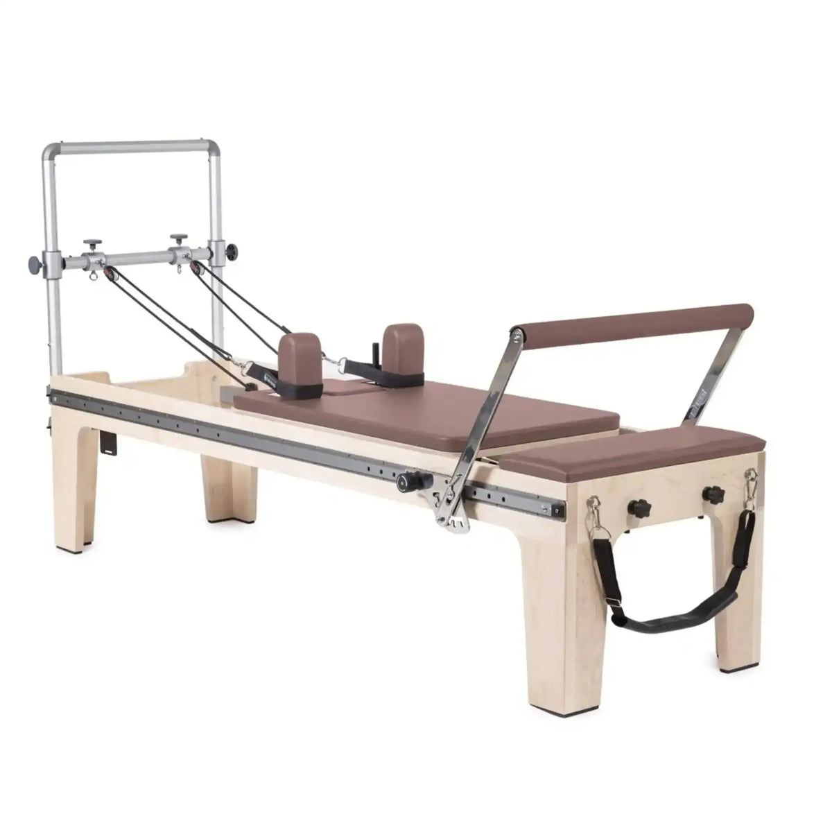 Elina Pilates Master Instructor Physio Reformer aus Ahornholz mit Polstern in Altrosa, Seitenansicht auf Weiß