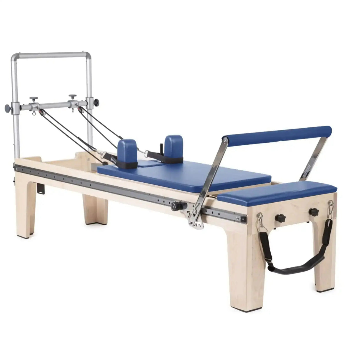 Elina Pilates Master Instructor Physio Reformer aus Ahornholz mit blauen Polstern, Seitenansicht auf Weiß