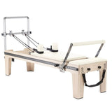 Elina Pilates Master Instructor Physio Reformer aus Ahornholz mit Polstern in Elfenbein, Seitenansicht
