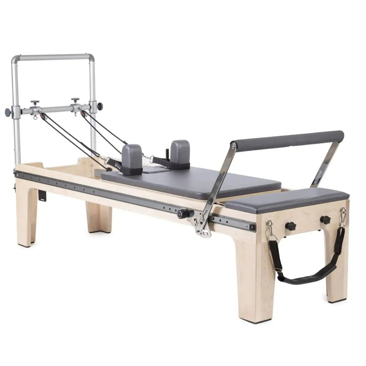 Elina Pilates Master Instructor Physio Reformer aus Ahornholz mit grauen Polstern, Seitenansicht auf Weiß