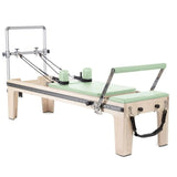 Elina Pilates Master Instructor Physio Reformer aus Ahornholz mit hellgrünen Polstern, Seitenansicht