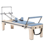 Elina Pilates Master Instructor Physio Reformer aus Ahornholz mit Polstern in Ozeanblau, Seitenansicht