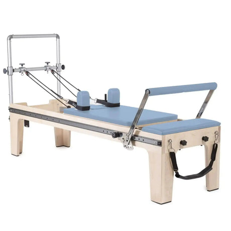 Elina Pilates Master Instructor Physio Reformer aus Ahornholz mit Polstern in Ozeanblau, Seitenansicht