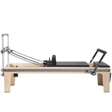 Elina Pilates Master Instructor Physio Reformer aus Ahornholz mit schwarzen Polstern, Seitenansicht auf Weiß