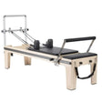 Elina Pilates Master Instructor Physio Reformer aus Ahornholz mit schwarzen Polstern und Turm, Seitenansicht