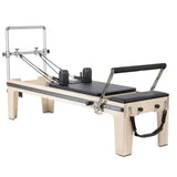 Elina Pilates Master Instructor Physio Reformer aus Ahornholz mit schwarzen Polstern und Turm, Seitenansicht
