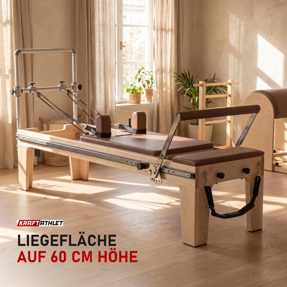 Elina Pilates Master Instructor Physio Reformer aus Ahornholz in einem hellen Pilates-Studio mit Holz und Leinen