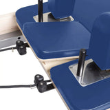 Elina Pilates Master Instructor Physio Reformer mit Tower – Detail der Schulterstütze mit Seilhalter in Blau