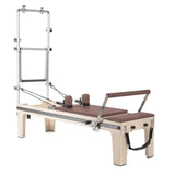 Elina Pilates Master Instructor Physio Reformer mit Tower – Schrägansicht mit Polstern in Altrosa, freigestellt vor weißem Hintergrund