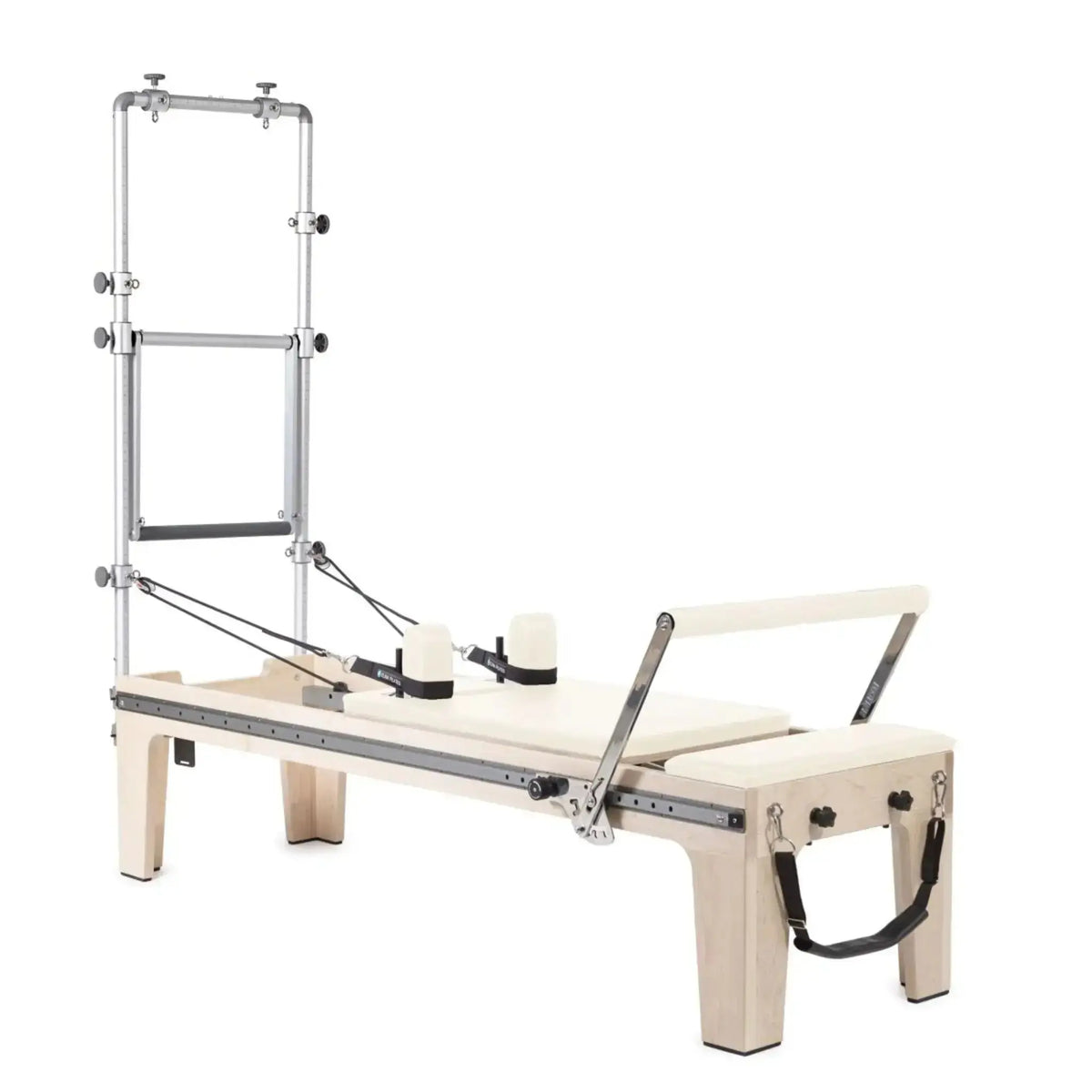 Elina Pilates Master Instructor Physio Reformer mit Tower – Schrägansicht mit Polstern in Elfenbein, freigestellt vor weißem Hintergrund