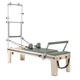 Elina Pilates Master Instructor Physio Reformer mit Tower – Schrägansicht mit Polstern in Eukalyptus, freigestellt vor weißem Hintergrund