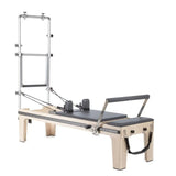 Elina Pilates Master Instructor Physio Reformer mit Tower – Schrägansicht mit Polstern in Grau, freigestellt vor weißem Hintergrund