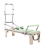Elina Pilates Master Instructor Physio Reformer mit Tower – Schrägansicht mit Polstern in Grün, freigestellt vor weißem Hintergrund