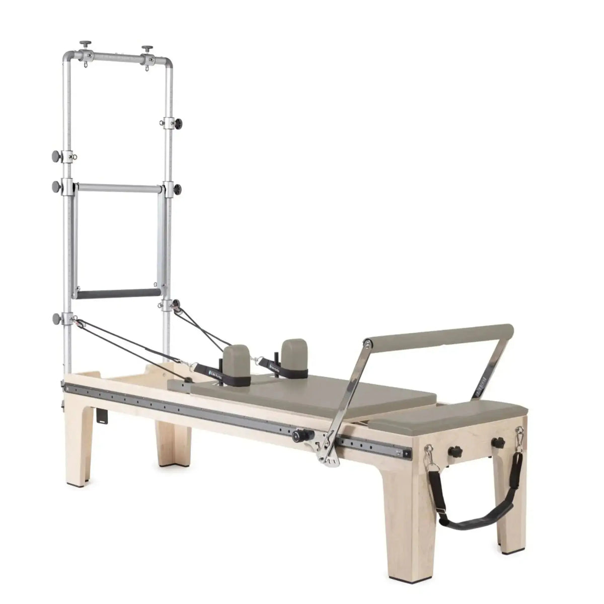 Elina Pilates Master Instructor Physio Reformer mit Tower – Schrägansicht mit Polstern in Mokka, freigestellt vor weißem Hintergrund