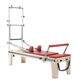 Elina Pilates Master Instructor Physio Reformer mit Tower – Schrägansicht mit Polstern in Rot, freigestellt vor weißem Hintergrund