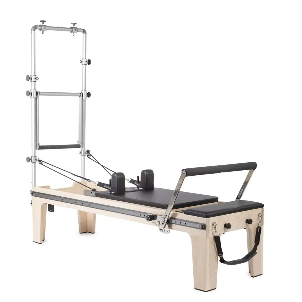 Elina Pilates Master Instructor Physio Reformer mit Tower – Schrägansicht mit Polstern in Schwarz, freigestellt vor weißem Hintergrund
