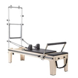 Elina Pilates Master Instructor Physio Reformer mit Tower – Schrägansicht mit Polstern in Schwarz, freigestellt vor weißem Hintergrund