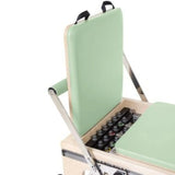 Elina Pilates Master Instructor Reformer aus Ahornholz – Detail der Sitzbox mit hochgeklappter Lehne und Federleiste in Grün
