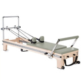 Elina Pilates Master Instructor Reformer aus Ahornholz – Schrägansicht mit Polstern in Eisblau, freigestellt vor weißem Hintergrund