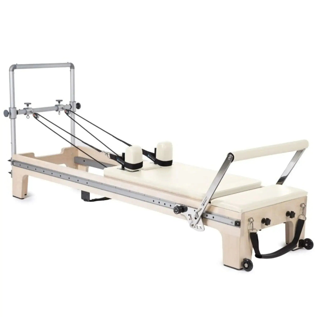 Elina Pilates Master Instructor Reformer aus Ahornholz – Schrägansicht mit Polstern in Elfenbein, freigestellt vor weißem Hintergrund