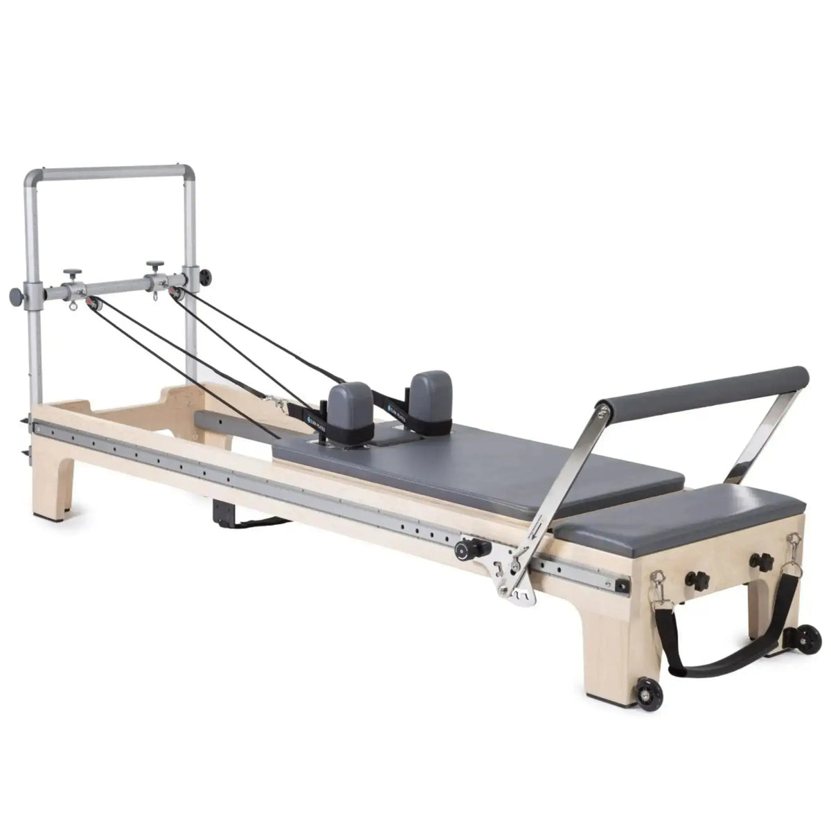 Elina Pilates Master Instructor Reformer aus Ahornholz – Schrägansicht mit Polstern in Grau, freigestellt vor weißem Hintergrund
