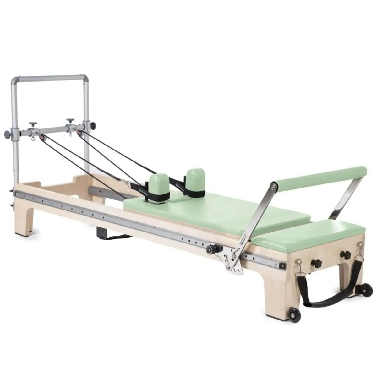 Elina Pilates Master Instructor Reformer aus Ahornholz – Schrägansicht mit Polstern in Grün, freigestellt vor weißem Hintergrund