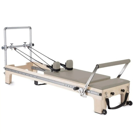 Elina Pilates Master Instructor Reformer aus Ahornholz – Schrägansicht mit Polstern in Mokka, freigestellt vor weißem Hintergrund