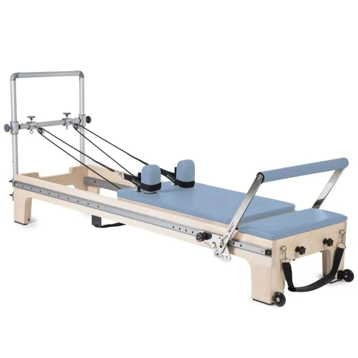 Elina Pilates Master Instructor Reformer aus Ahornholz – Schrägansicht mit Polstern in Ozeanblau, freigestellt vor weißem Hintergrund