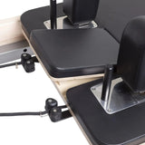 Elina Pilates Master Instructor Reformer mit Tower aus Ahornholz, Detail der Schulterstütze mit Metallplatte