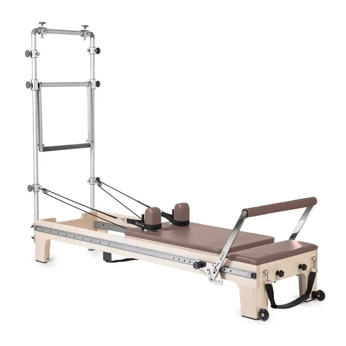 Elina Pilates Master Instructor Reformer mit Tower aus Ahornholz, Polster in Altrosa, Seitenansicht auf Weiß