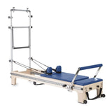Elina Pilates Master Instructor Reformer mit Tower aus Ahornholz mit blauen Polstern, Seitenansicht auf Weiß