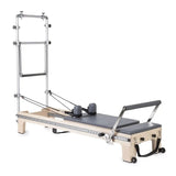 Elina Pilates Master Instructor Reformer mit Tower aus Ahornholz mit grauen Polstern, Seitenansicht auf Weiß