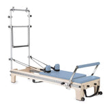 Elina Pilates Master Instructor Reformer mit Tower aus Ahornholz mit Polstern in Ozeanblau, Seitenansicht