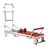 Elina Pilates Master Instructor Reformer mit Tower aus Ahornholz mit roten Polstern, Seitenansicht auf Weiß
