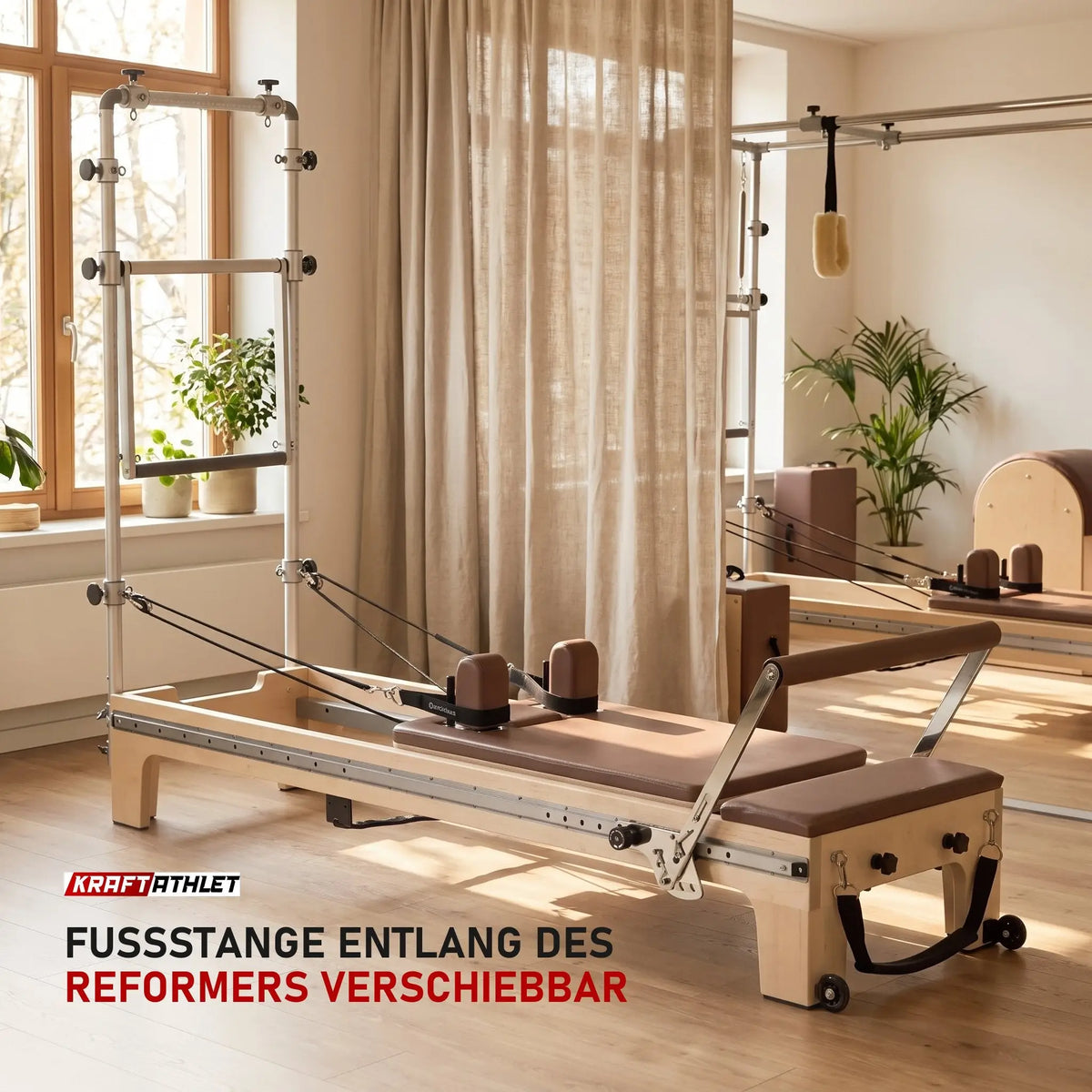 Elina Pilates Master Instructor Reformer mit Tower aus Ahornholz in einem hellen Pilates-Studio mit Holz und Leinen
