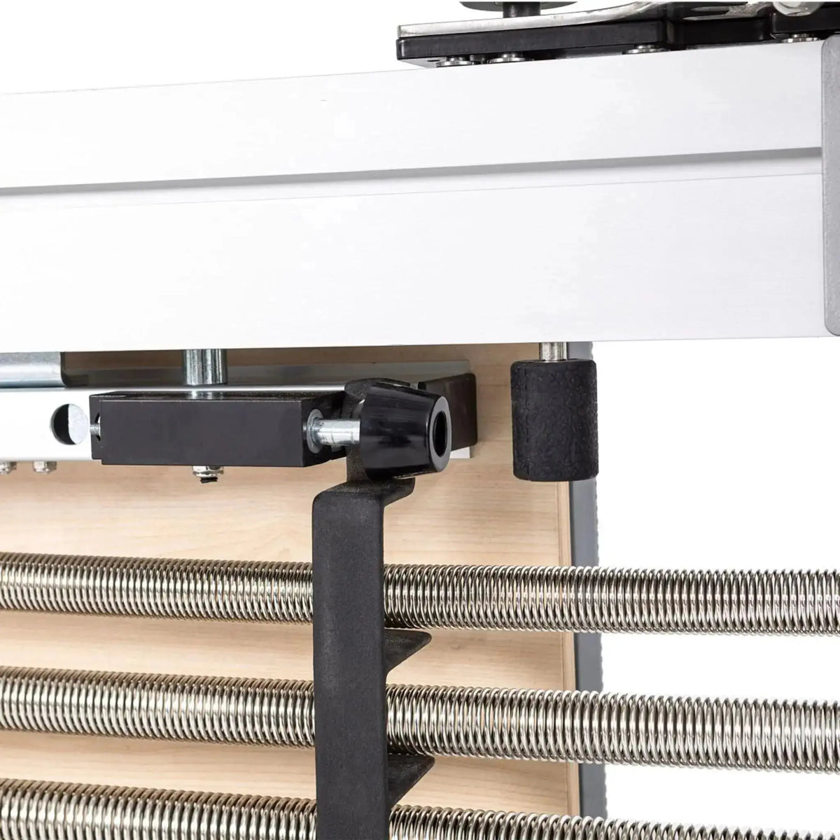 Elina Pilates Mentor Reformer aus Aluminium, Detail der Federhalterung von unten