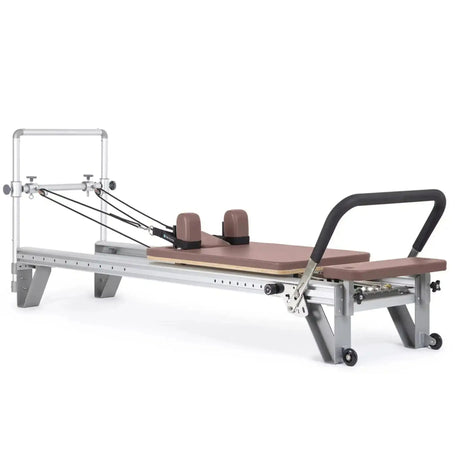 Elina Pilates Mentor Reformer aus Aluminium, Polster in Braun, Schrägansicht mit Mini-Turm