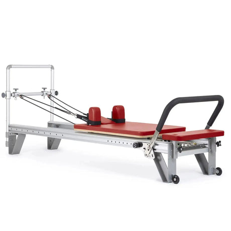 Elina Pilates Mentor Reformer aus Aluminium, Polster in Rot, Schrägansicht