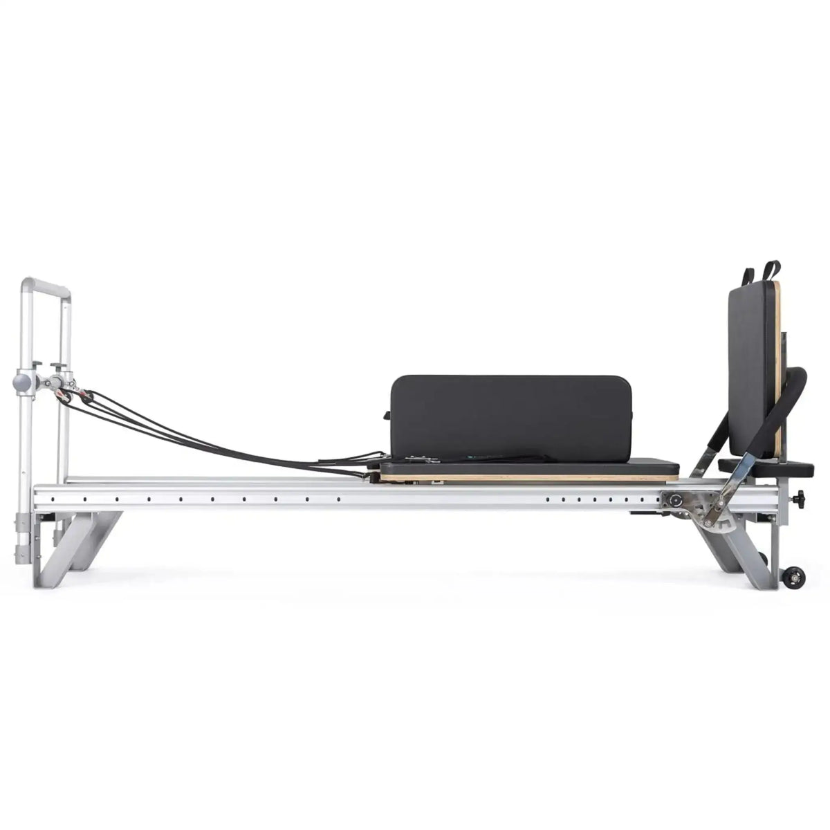 Elina Pilates Mentor Reformer aus Aluminium, Seitenansicht mit Sitzbox auf dem Schlitten