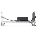 Elina Pilates Mentor Reformer aus Aluminium, Seitenansicht mit Sitzbox auf dem Schlitten