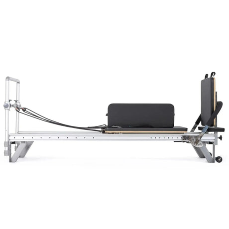 Elina Pilates Mentor Reformer aus Aluminium, Seitenansicht mit Sitzbox auf dem Schlitten