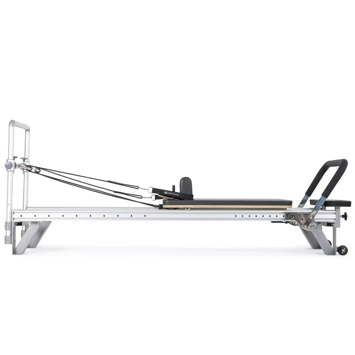 Elina Pilates Mentor Reformer aus Aluminium, Seitenansicht mit flach gestellter Fußstange
